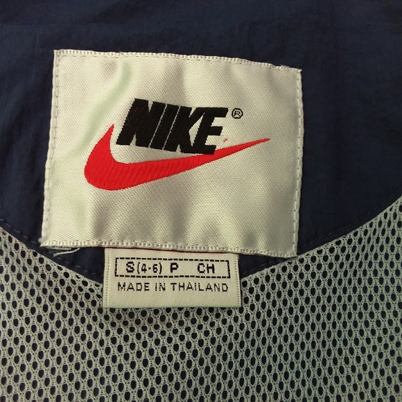 NIKE Women's Windbreaker. - Picture 7 of 10